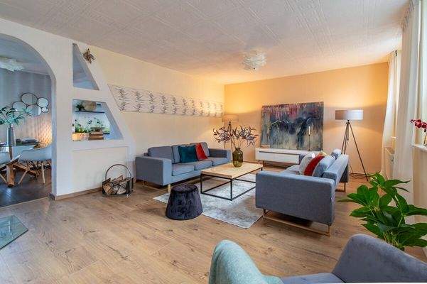 Wohnzimmer mit Zugang zur Küche