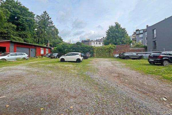 Parkplatz mit 24 Außenstellplätzen