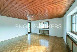 Großer Wohnbereich mit Zugang zum Balkon