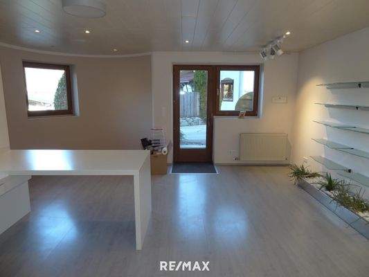 Eingang mit Empfangsbereich/Büro