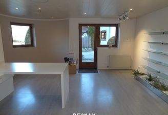 Eingang mit Empfangsbereich/Büro