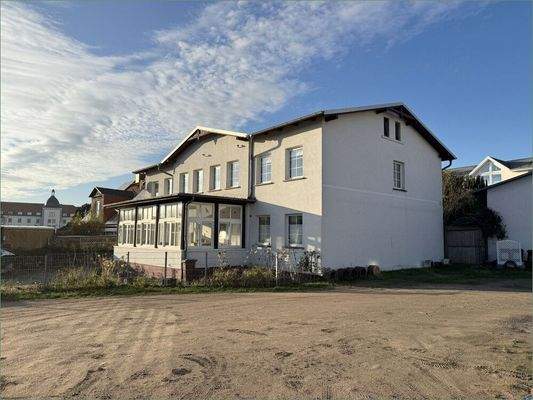 Blick von Südost _ Parkplatz des Nachbargrundstücks