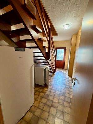 Abstellraum mit Treppe zum DG.jpeg