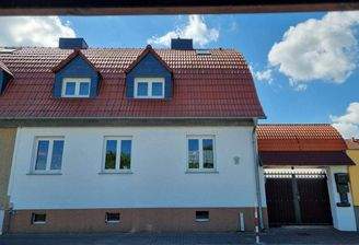 Ansicht Vorderhaus und Einfahrt.jpg