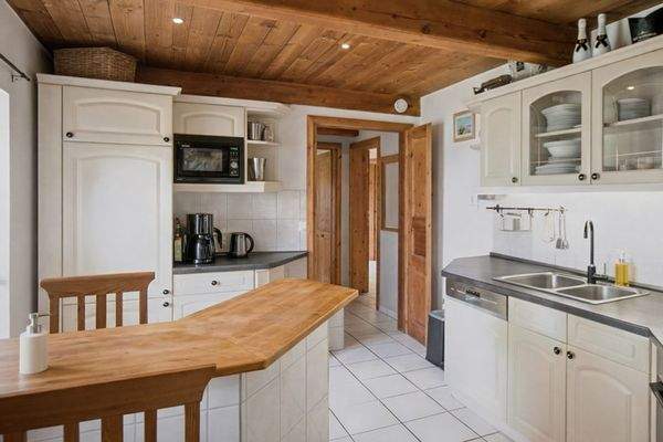 Rustikale Landhausküche mit Frühstücksbar.jpg