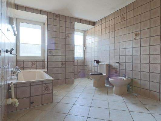 Tageslichtbad mit Badewanne