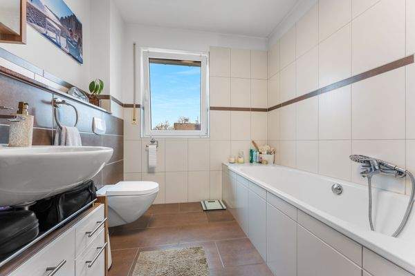 Tageslichtbad mit Wanne