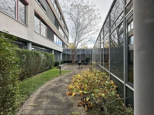 Lichthof zwischen Westflügel und Schulung Südflügel EG