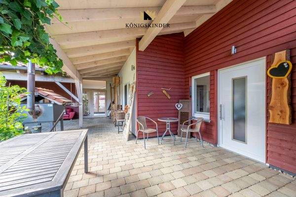 Großzügiger Außenbereich mit viel Raum für Entfaltung, Pflege oder Gemeinschaft.