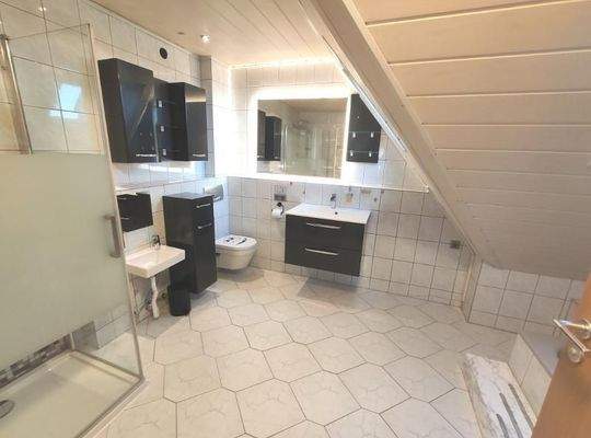 Whg. 1: Bad mit Badewanne, Dusche und Waschmaschinenanschluss Bild 1