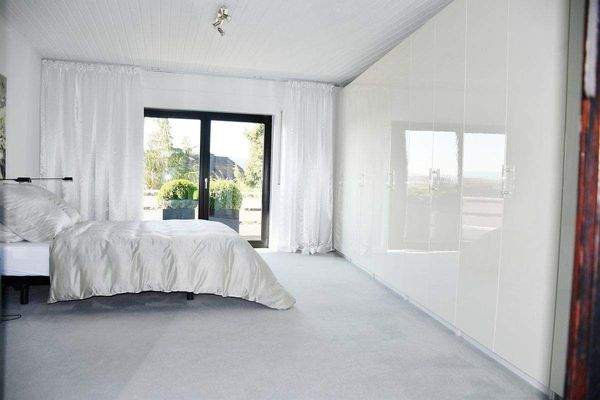 Schlafzimmer mit Terrassen- und Balkonzugang.JPG