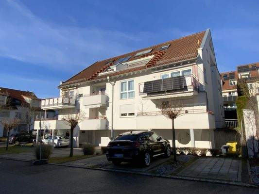 Südansicht mit Pkw-Stellplatz vorn rechts