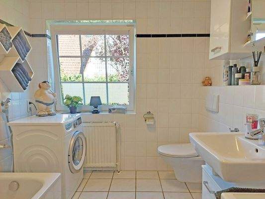 helles Bad mit Wannen- 
Duschkombination.jpg