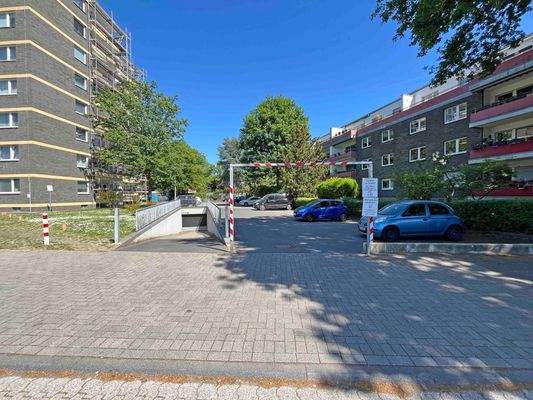 Tiefgaragenzufahrt und Parkplatz