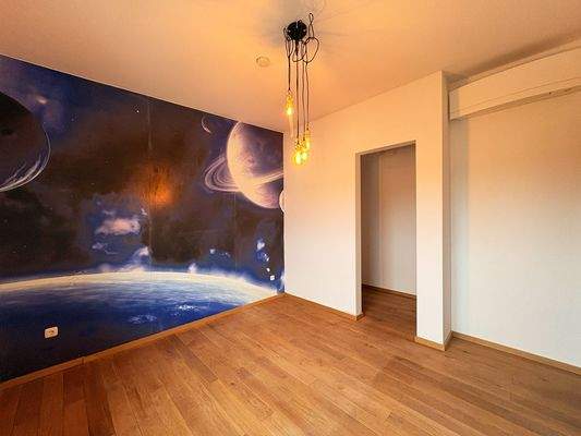 Schlafzimmer mit begehbarem Kleiderschrank.