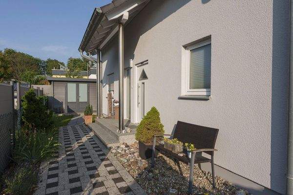 Eingang und Gerätehaus