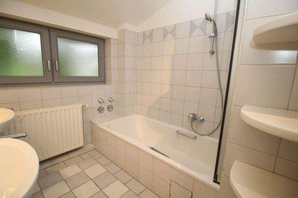Badezimmer mit Dusche, Wanne und Fenster