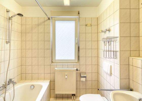 Tageslichtbad mit Wanne