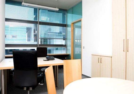Büro mit Glasverbindungstür