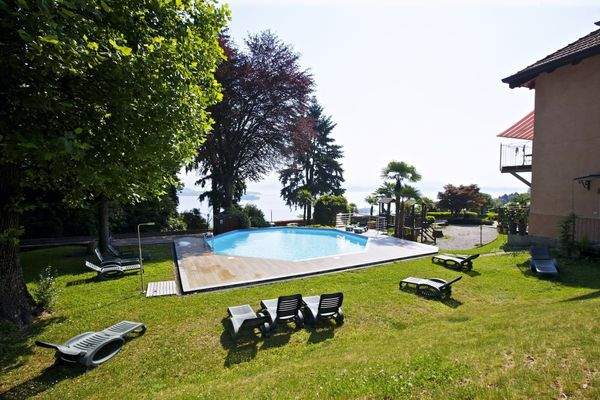 Ca. 10 m x 7 m großer Pool mit Traumseesicht