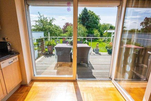 Balkon-Terrasse von Küche aus