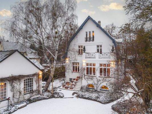 Prestigious Art Nouveau villa with coach house