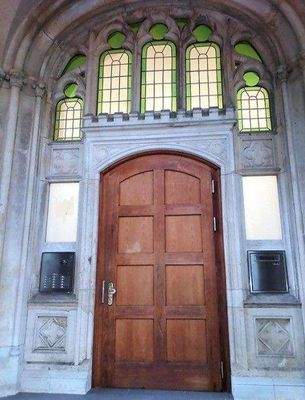 Gebäude Haupteingang.jpg