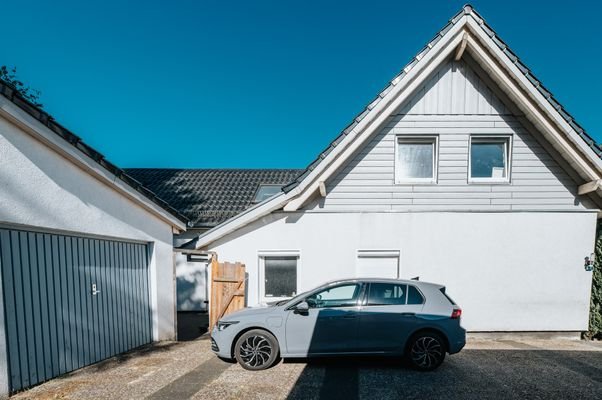 Seitenansicht mit Garage