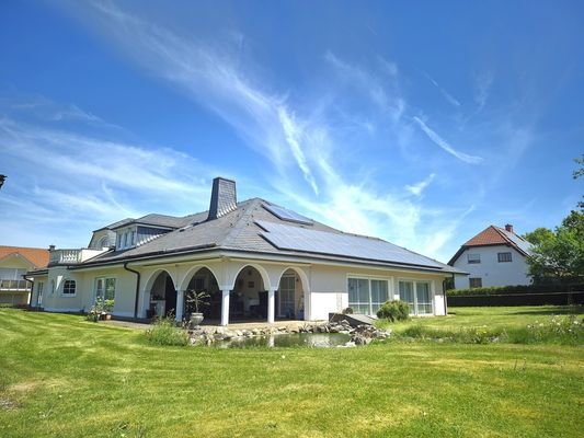 Landhaus-Villa mit Koi-Teich
