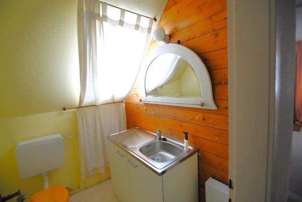 Bad im Dachgeschoss mit Küchenzeile