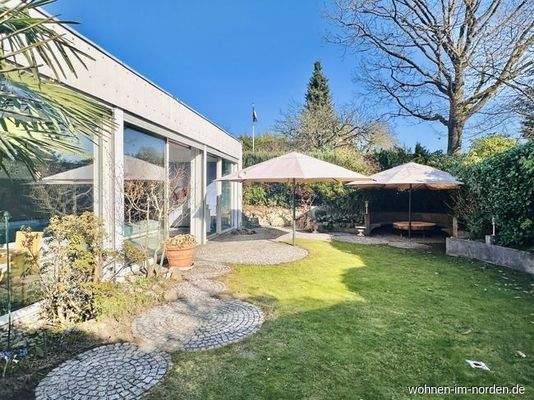 Garten mit Schwimmhalle