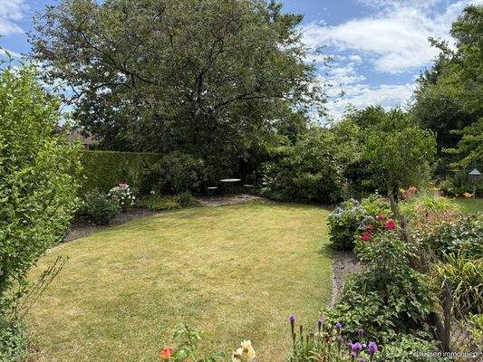 Der Garten zur Sommerzeit