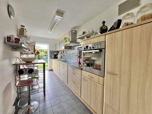Wohnung EG: Küche mit Austritt in den Garten
