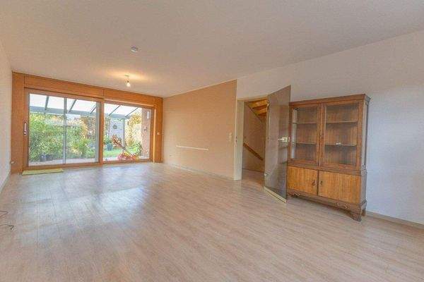 großes Wohn-Esszimmer mit Zugang zur Terrasse