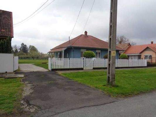 Grosse Toreinfahrt+gepflastert