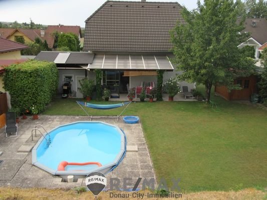 Gartenansicht mit Pool