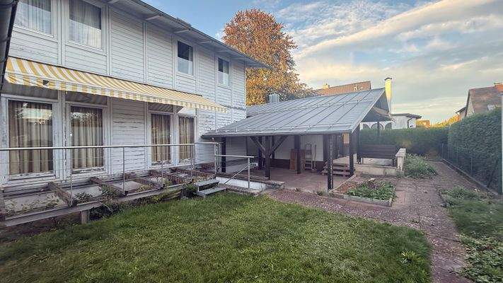 Anwesen Rückansicht mit Garten