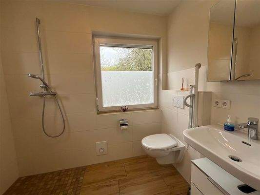Bad mit Dusche und WC Erdgeschoss 