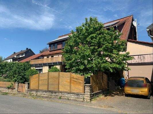 Straßenseite mit Garage