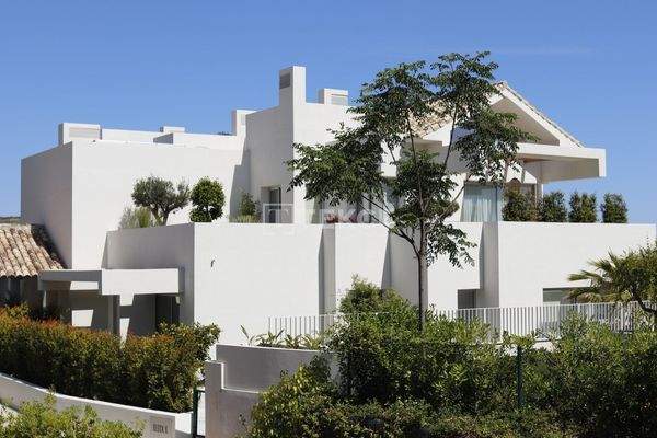 Properties with Spacious Design and Sea Views in Benahavis