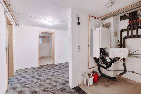 Kellereinblicke - sanierungsbedürftige Heizung -