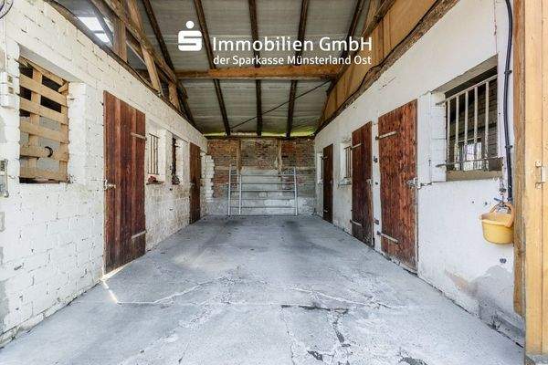 Remise mit Pferdeboxen