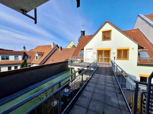 Wohnungseingang mit davor liegendem Freisitz