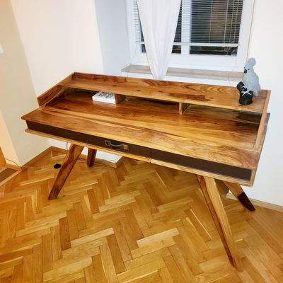 Schreibtisch mit Tageslicht, WLAN Anschluß