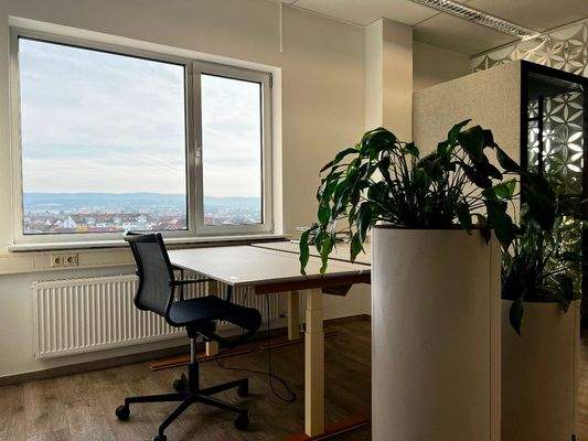 Blick auf die beiden freien Büroarbeitsplätze