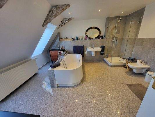 DG: Voll-/Duschbad mit Fenster