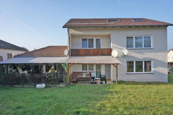 Blick vom Garten auf das Haus