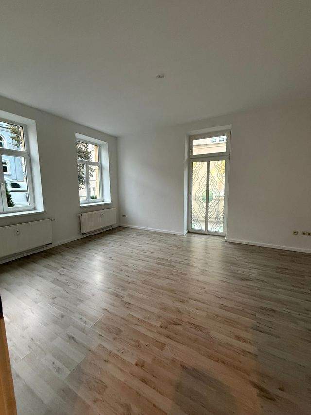 Schöne helle Erdgeschoss 2 Raum Wohnung mit Balkon und Einbauküche ab sofort zu vermieten - Photo 1