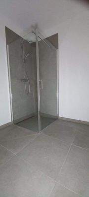 im Bad gibt es eine großzügige Regendusche