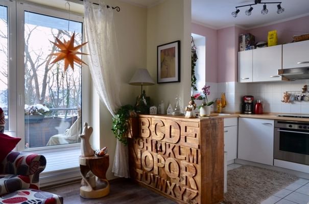 Wohn-/ Esszimmer mit offener Küche - Blick auf den